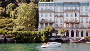 Top hoteluri frumoase situate pe malul unui lac