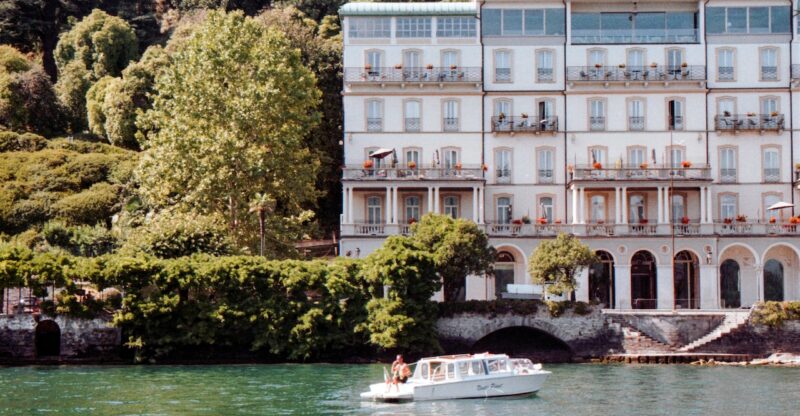 Top hoteluri frumoase situate pe malul unui lac