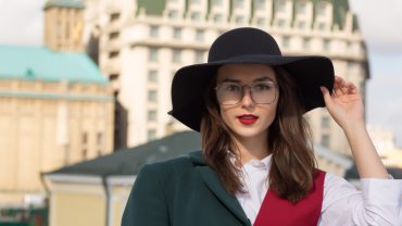 5 moduri chic de a asorta pălării cu ochelari