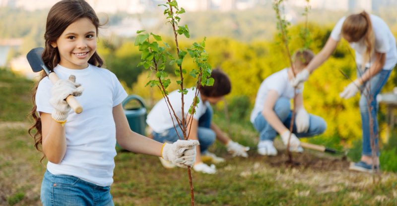 Inițiativa educațională inedită: Elevii care plantează copaci