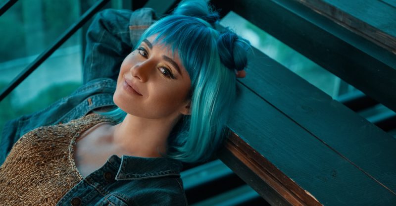 Trend „mermaid core” pentru păr: reflexe sidefate aquamarine