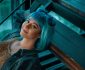 Trend „mermaid core” pentru păr: reflexe sidefate aquamarine