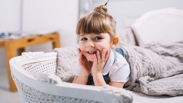 10 modalități de a face camera copilului mai veselă