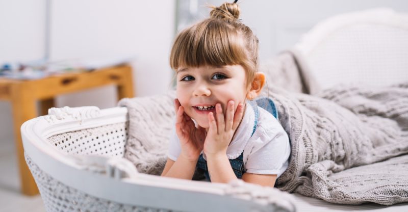 10 modalități de a face camera copilului mai veselă