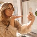 Trucuri pentru a adăuga culoare într-un look neutru Trucuri pentru a adăuga culoare într-un look neutru