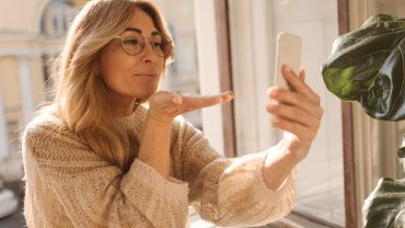 Trucuri pentru a adăuga culoare într-un look neutru