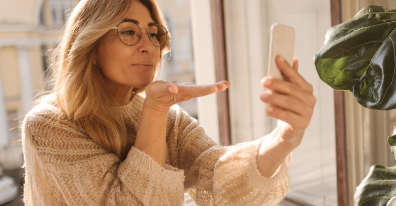 Trucuri pentru a adăuga culoare într-un look neutru