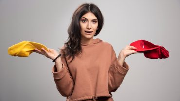 Cum să porți haine în culori calde fără să arăți prea încărcată