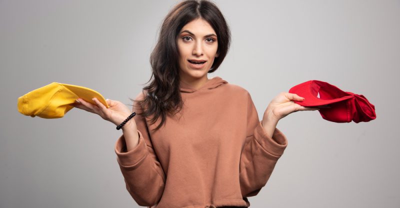 Cum să porți haine în culori calde fără să arăți prea încărcată