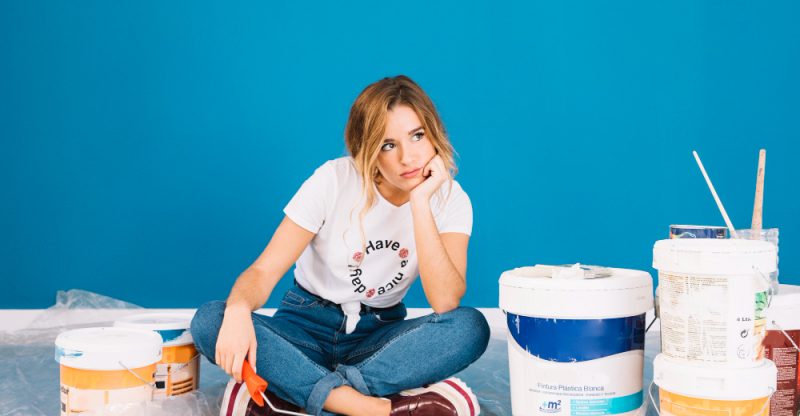 Cum să creezi un perete accent în living folosind vopsea sau tapet Cum să creezi un perete accent în living folosind vopsea sau tapet