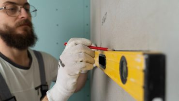 Cum să repari o gaură în peretele de gips-carton
