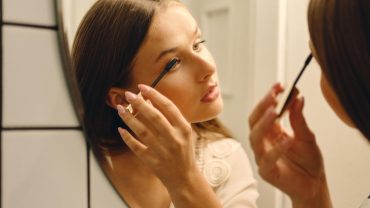 Cum salvezi un machiaj prea încărcat fără să o iei de la zero
