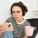 Importanța de a lăsa telefonul în altă cameră când te duci la culcare Importanța de a lăsa telefonul în altă cameră când te duci la culcare