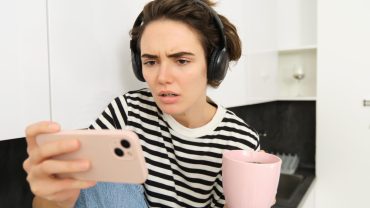 Importanța de a lăsa telefonul în altă cameră când te duci la culcare