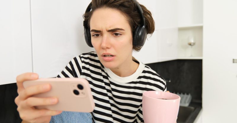 Importanța de a lăsa telefonul în altă cameră când te duci la culcare