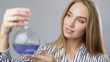 Bakuchiol versus retinol: diferențe, avantaje și limite Bakuchiol versus retinol: diferențe, avantaje și limite