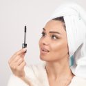 Produse pentru sprâncene și gene care merită să rămână în trusa minimă