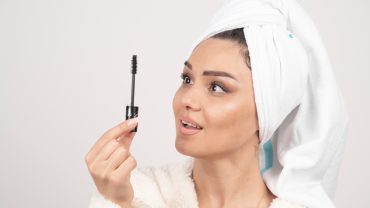 Produse pentru sprâncene și gene care merită să rămână în trusa minimă