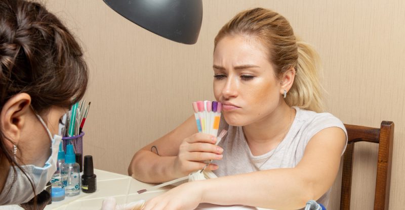 Diferența dintre întărirea unghiei și supraîncărcarea ei Diferența dintre întărirea unghiei și supraîncărcarea ei