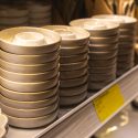 Bucătăria cu zonă de depozitare pentru farfurii, boluri și platouri folosite zilnic