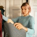 Cum îți reorganizezi garderoba și păstrezi doar hainele pe care le porți