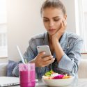 Mâncarea consumată în fața ecranelor poate reduce atenția acordată sațietății