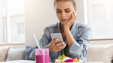 Mâncarea consumată în fața ecranelor poate reduce atenția acordată sațietății