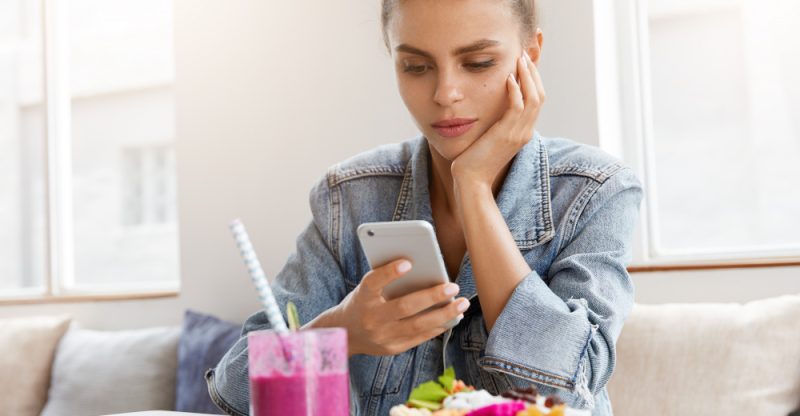 Mâncarea consumată în fața ecranelor poate reduce atenția acordată sațietății Mâncarea consumată în fața ecranelor poate reduce atenția acordată sațietății