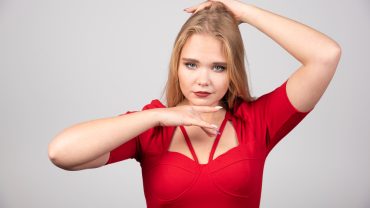 Împletiturile lejere reduc încurcarea fără să tensioneze scalpul