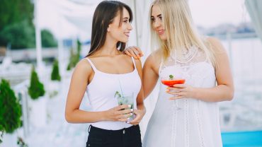 Dress code cocktail: ce înseamnă și cum îl interpretezi