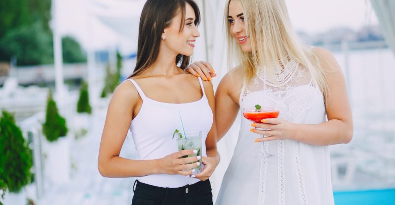 Dress code cocktail: ce înseamnă și cum îl interpretezi