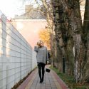 Zona dintre trotuar și gard poate susține plante rezistente și ușor de întreținut