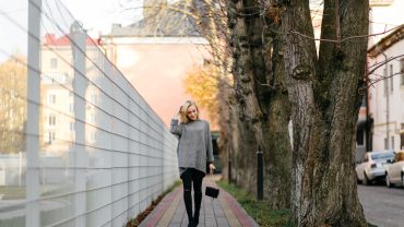 Zona dintre trotuar și gard poate susține plante rezistente și ușor de întreținut