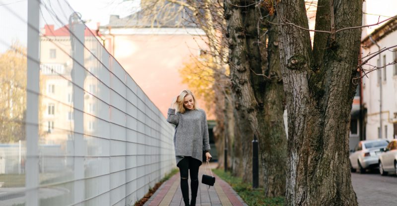 Zona dintre trotuar și gard poate susține plante rezistente și ușor de întreținut Zona dintre trotuar și gard poate susține plante rezistente și ușor de întreținut