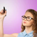 Creionul aplicat pe waterline: Ce merită știut dacă ai ochii sensibili Creionul aplicat pe waterline: Ce merită știut dacă ai ochii sensibili