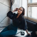 Ținuta pentru un concert indoor: Confort, layering și personalitate