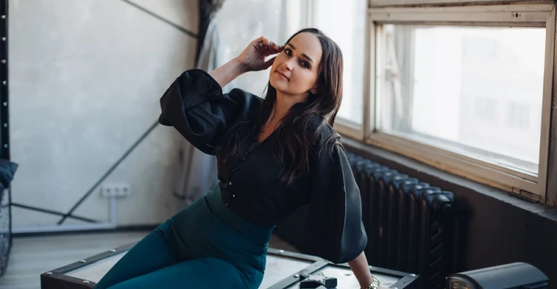 Ținuta pentru un concert indoor: Confort, layering și personalitate Ținuta pentru un concert indoor: Confort, layering și personalitate